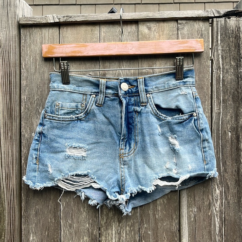 Refuge Light Wash Chelsea Vintage Ultra High Rise Distressed Denim Shorts,00
